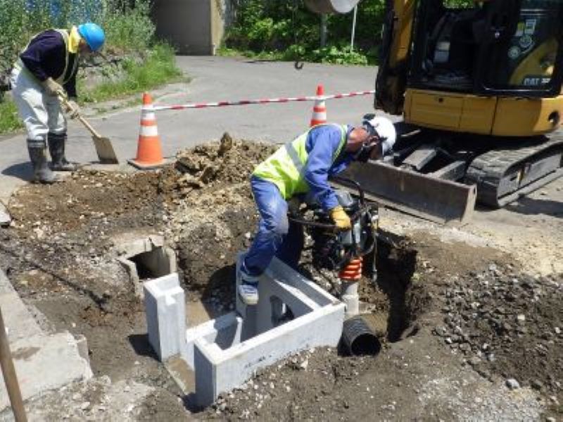 傷んだ雨水桝を新しいものに設置しなおし、排水を促します。